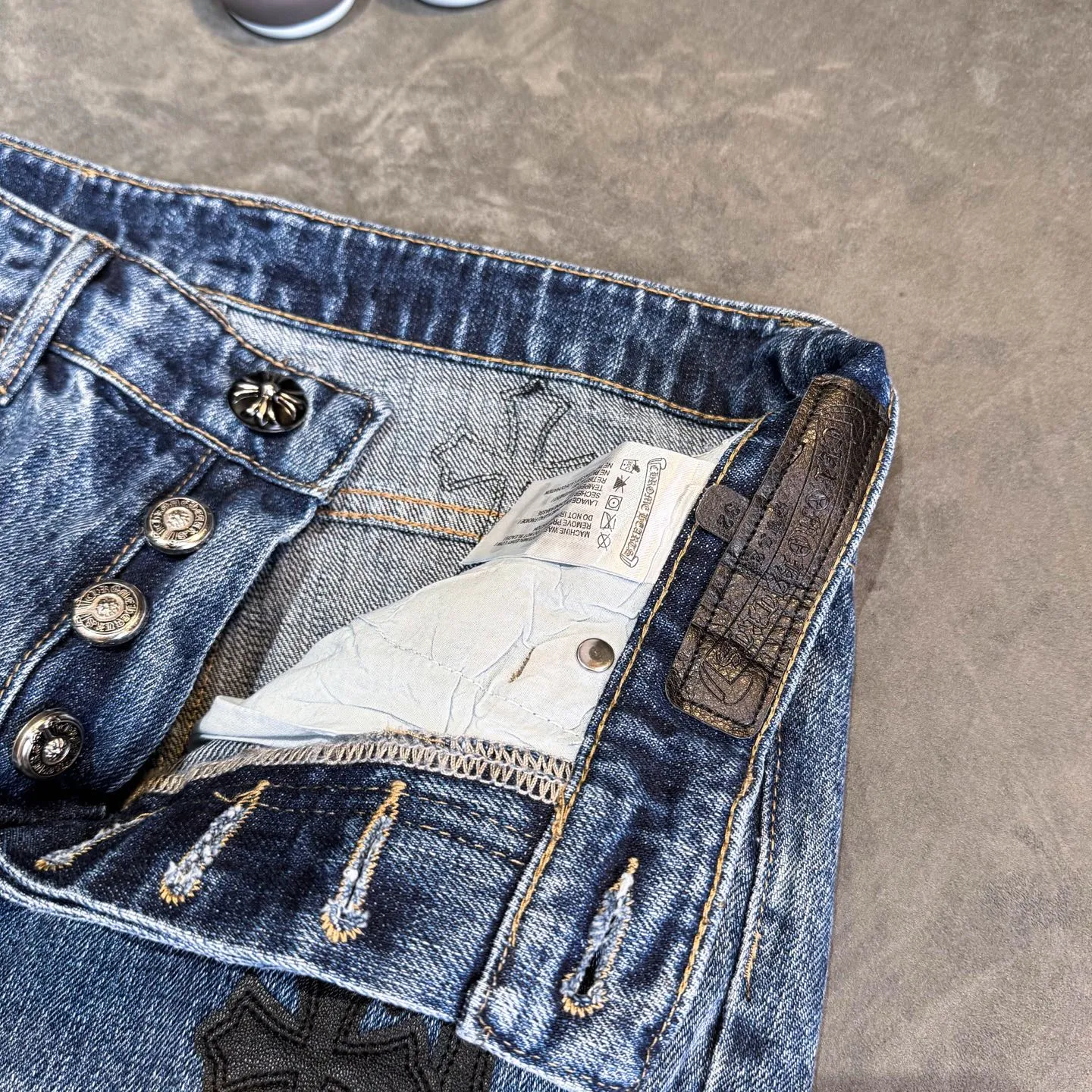 P270 ChromeHearts Chrome washed blue black and white leather straight pants, ceiling-level jeans, a pair is hard to find at the counter‼ ️About Zangyin✅This is an extremely luxurious fashion brand that can also be called the aristocracy of the high street. It has always been an exclusive brand for some hipsters or rich second generations. The color of this model is already very eye-catching by using a unique washed material. It is decorated with pink patch cross flowers, which cleverly highlights the charm of the brand. Secondly, this model adopts a classic high-waist cut design, which highlights the long legs and fashionable temperament of the upper body. The brand is highly recognizable and the slim-fitting configuration is more suitable for daily wear. The personality will be fashionable and the specifications can be seen at a glance. Materials and technology ✅ Needless to say, this point goes without saying. As an excellent craftsman brand, Zangyin's requirements for details and craftsmanship are really perfect. The washed color of this model has gone through a lot of processes, not to mention the embellishment of the denim appliqués. It is also purely handmade and sewn. Just like what they believe in, only handmade things have soul and have the meaning of wearing. A top-notch heavy-duty fashionable denim item, recommended by both hands‼ ️ Size: 28, 30, 32, 34, 36 (S-XXL) Color: blue Size reference: Pants length 100 102 104 106 106 Waist 72 76 80 84 88 Recommended weight S (about 110 pounds) M (about 120 pounds) L (about 140 pounds) XL (about 165) XXL (about 185)